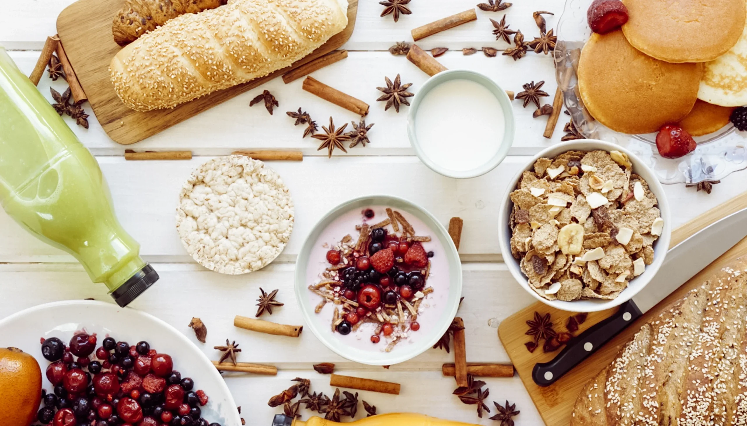 alimentos de dieta baja en grasas como pan, bollería, fruta, jugo y cereales
