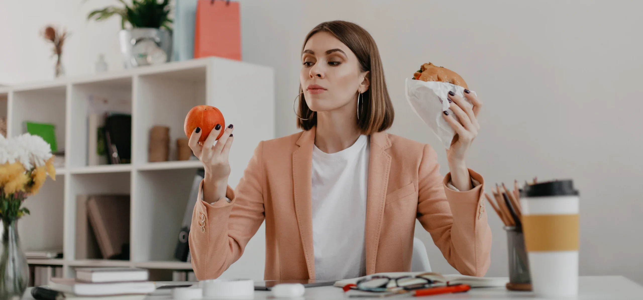 Mujer con estrés no sabe que comer