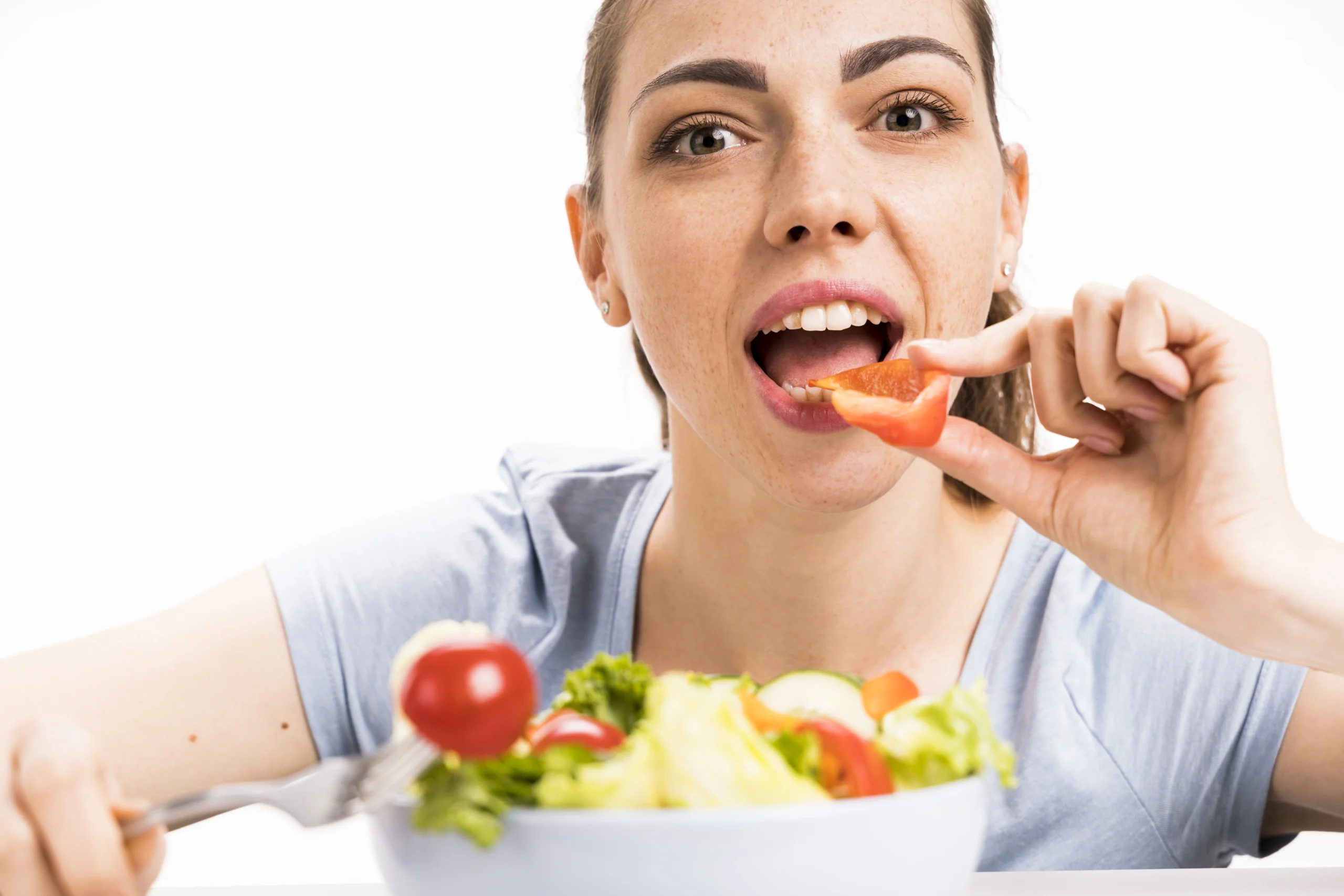 mujer con una boca muy sana por su alimentación 
