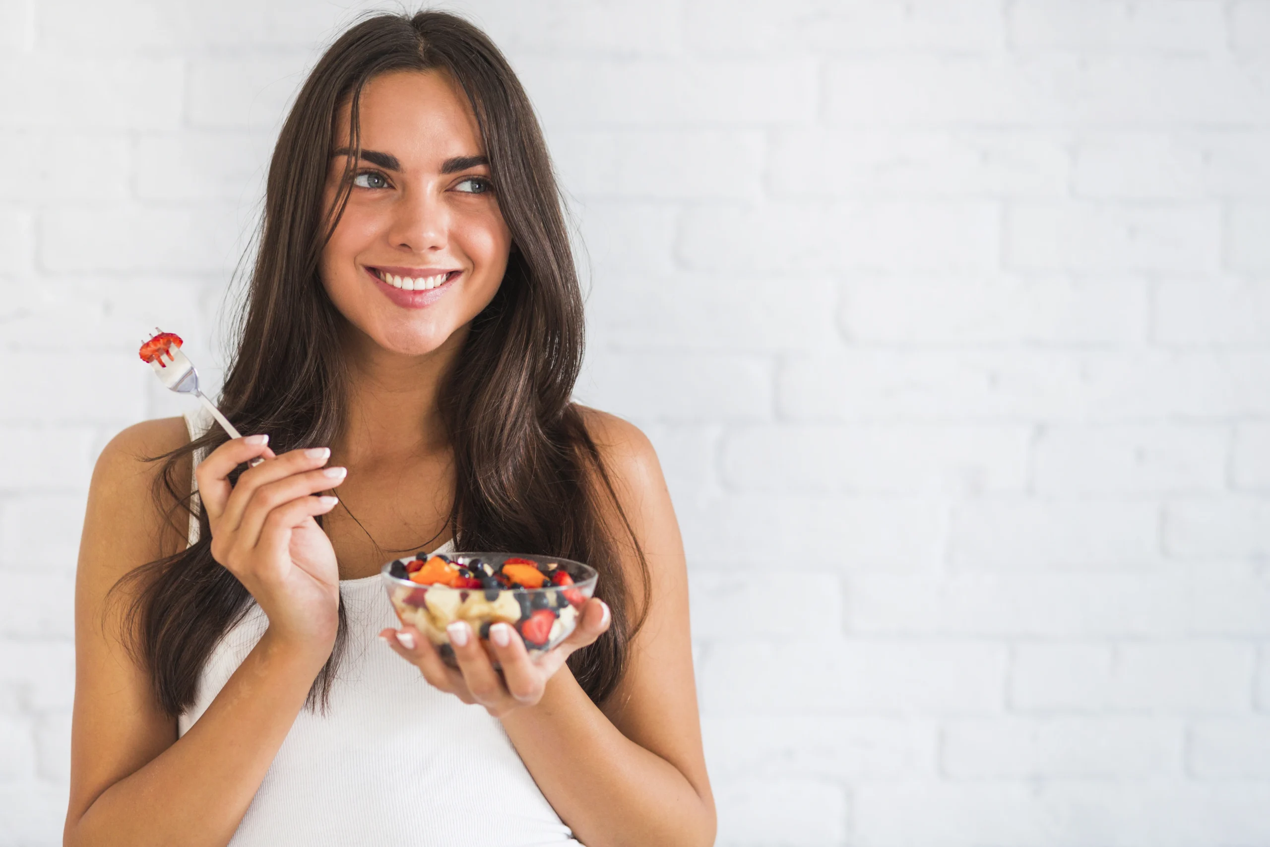 mujer come sano y por eso tiene un bello pelo