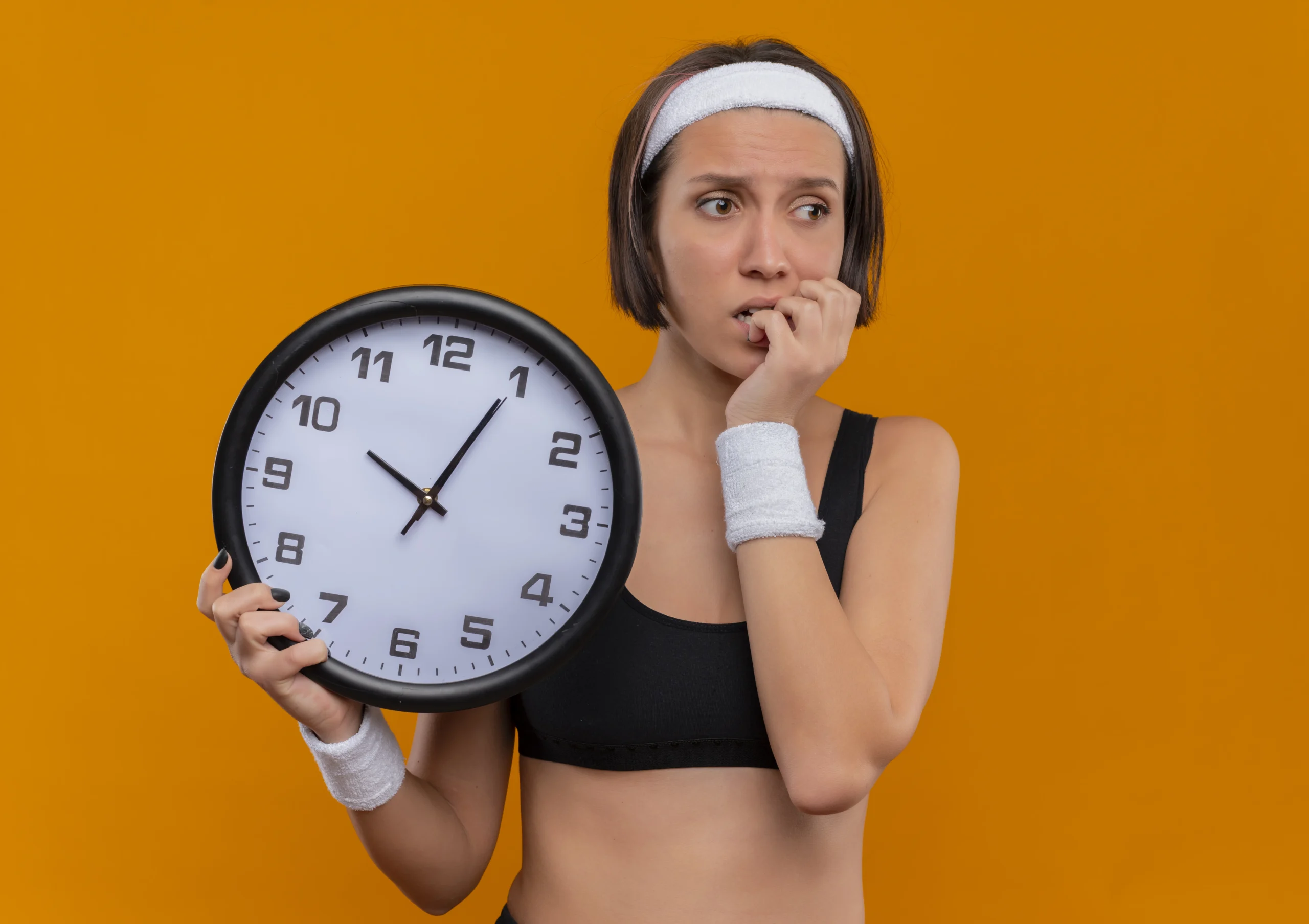 Mujer preocupada por comer tarde